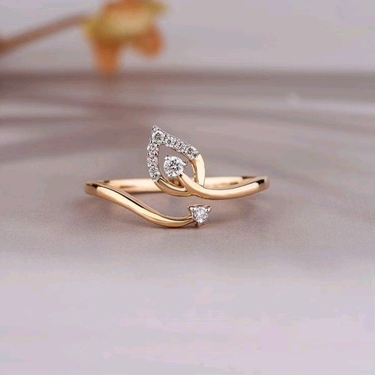 Women's diamond ring